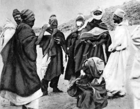 Carlos de Foucauld con Tuaregs en 1904