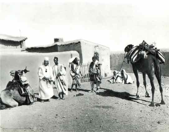 En Beni Abbés, Carlos de Foucauld con gente del país.